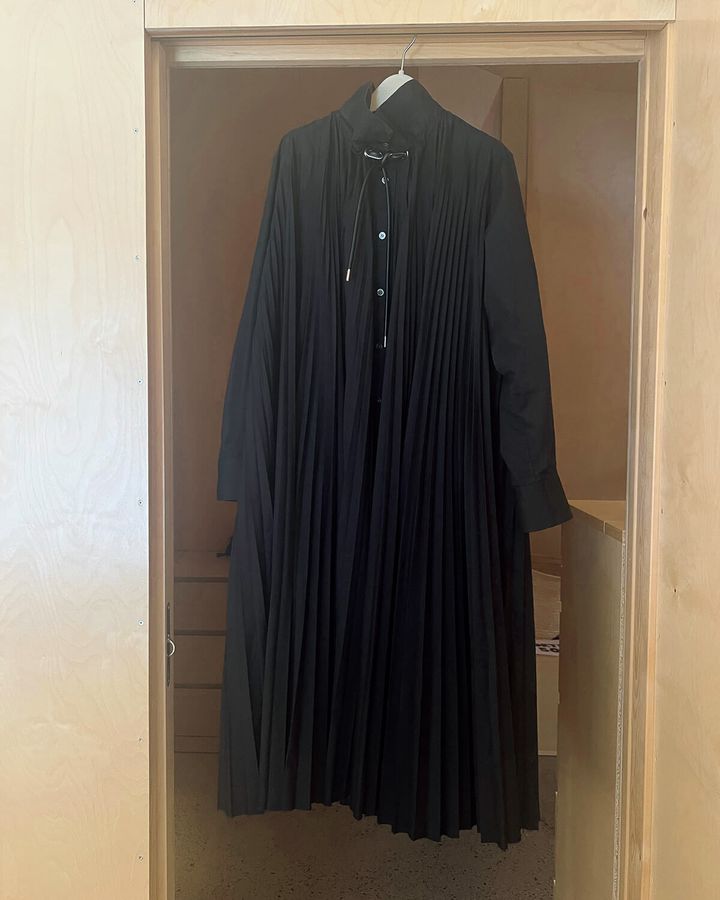 〈サカイ〉のプリーツシャツドレス