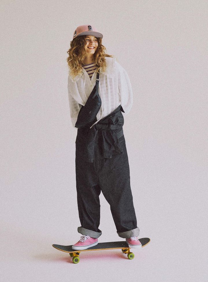 デニム×フリルブラウスの甘辛なミックス感が可愛いスケボースタイル【オリンピアンを夢見て。】