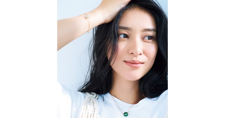 白Tシャツにポメラートの色石ネックレスとブレスレットを合わせた武井咲さん