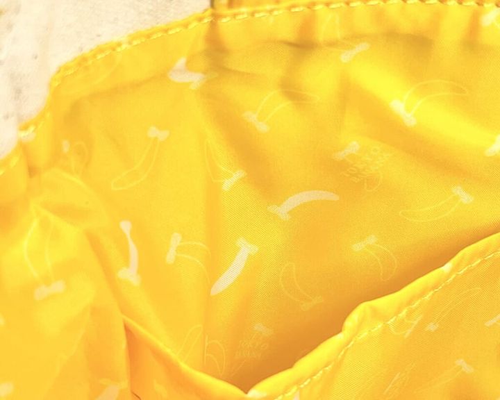 「東京ばな奈の日 トートバッグ」の内側イラストをアップで撮影した画像