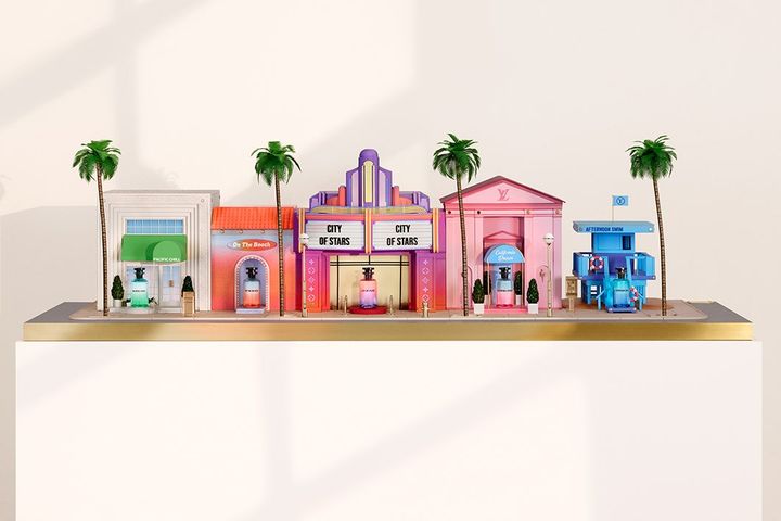 今回のアートピースを構成する5種のフレグランスは、カリフォルニア様式の現代建築が薫るような独創的な“通り”と一体化。その佇まいは、アレックス･イスラエルの2022年の作品｢サンセット コースト ドライブ（Sunset Coast Drive）｣を思い出させる。