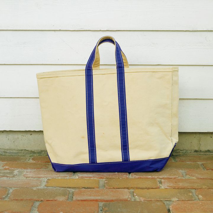 〈エルエルビーン〉のキャンバストートバッグ