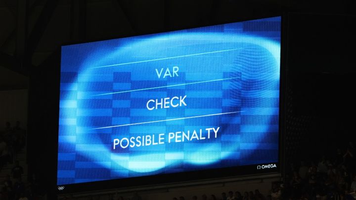 VAR担当審判、試合前日に逮捕される…泥酔して道路標識を盗む