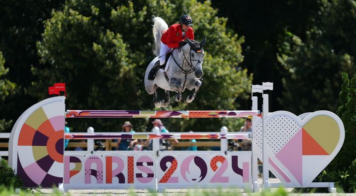パリ五輪馬術で金メダルのドイツ馬、なんと有名サッカー選手がオーナーだった！「心から感謝」
