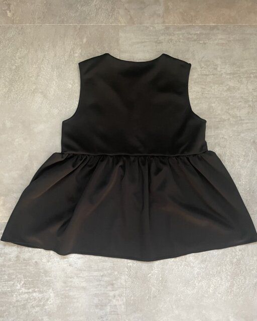 GRLペプラムベストの背面