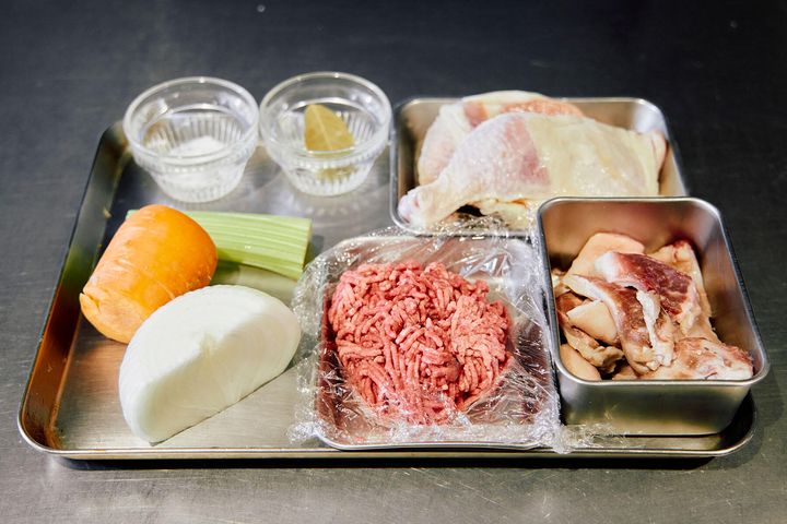 肉を切り揃える