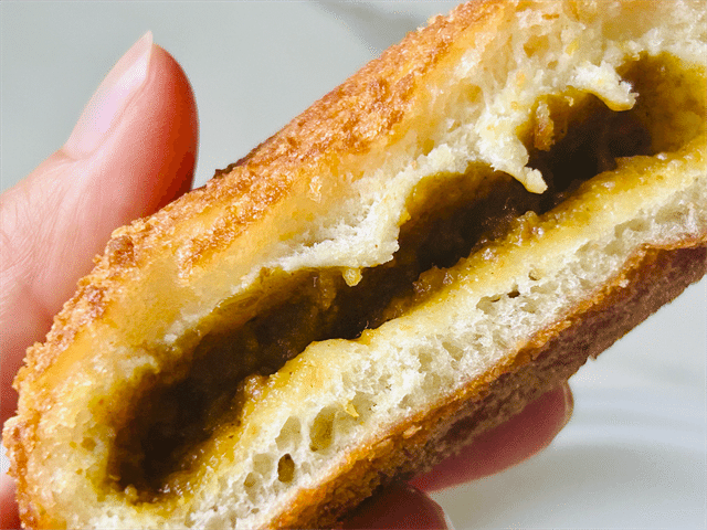 お店で揚げたカレーパン 断面2