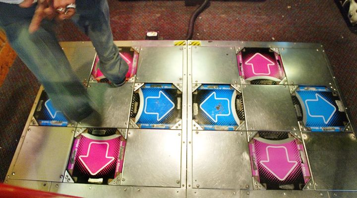 日本ではなく韓国のだった…ロナウドの妻と娘、音ゲーをプレイする！