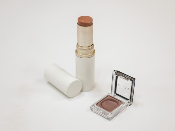 画像: 左から「ヒンス トゥルーディメンションラディアンスバーム」、「ケイト ザ アイカラー 062」／ともに本人私物 出典：ftn