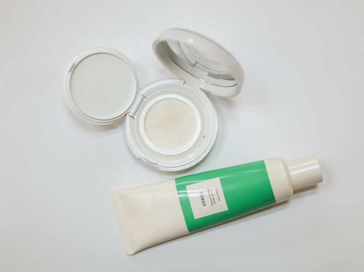 画像: 上から「ラヴィアン クール モイスト エッセンス サン クッション」、「アーレス ハイドレクター UVマスク」／ともに本人私物 出典：ftn