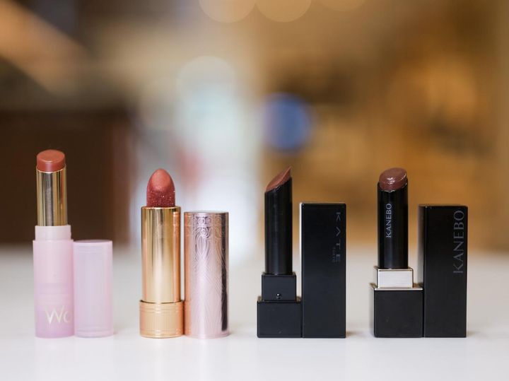 画像: 左から「ウォンジョンヨ リップステッカー 05」、「グッチ ルージュ ア レーヴル ルネゾン 505」、「ケイト リップモンスター 102」、「カネボウ ルージュスターヴァイブラント V07」／すべて本人私物 出典：ftn