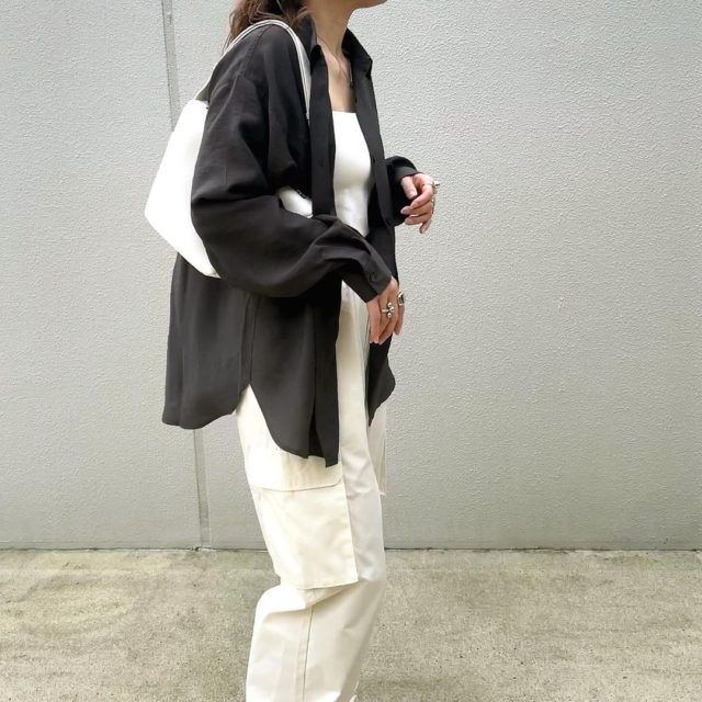 UNIQLO「チューブトップブラウスコーデの女性横」