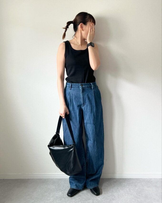 UNIQLOのブラックの「ソフトリブタンクトップ」×ドレープデニムタックパンツ