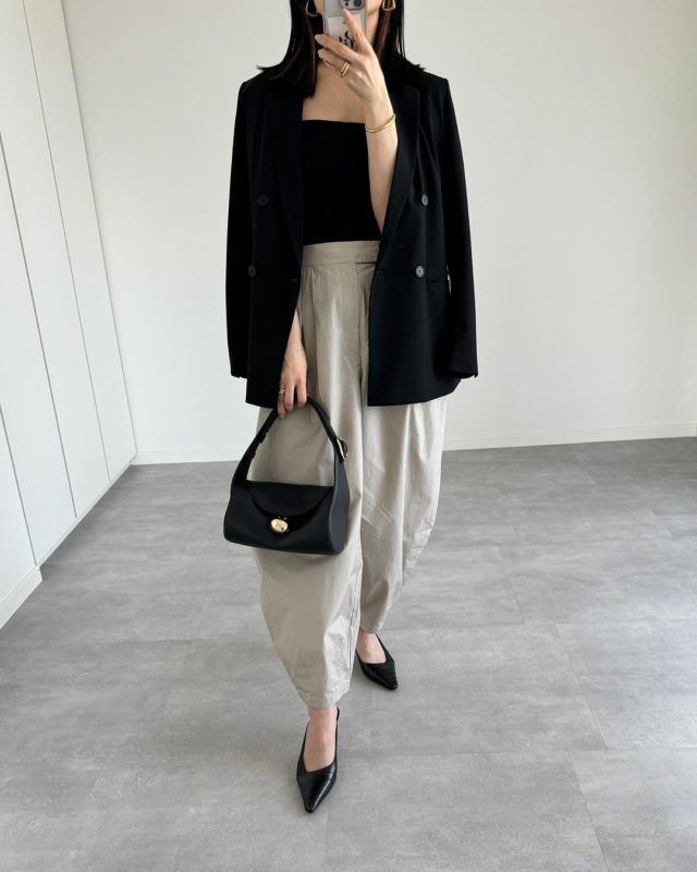 エアリズムコットンブラチューブトップと黒ジャケットのコーデ