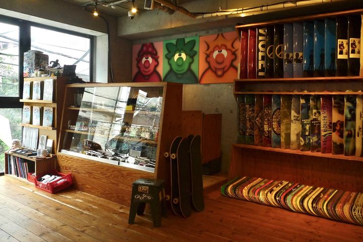 店内にはデザイナーが来日した時の落書きTシャツやアートワークも飾られており、カルチャーシーンの“今”を堪能できる内装にも注目。