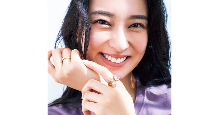 パープルのTシャツにブシュロンのピンククオーツのリングを合わせた武井咲さん