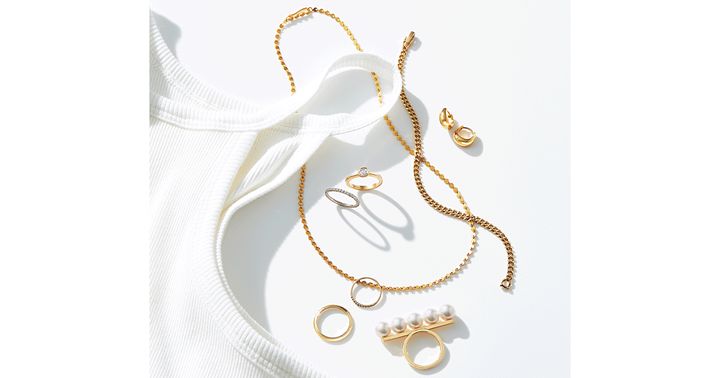 ライター塚田有紀子さんの私物ジュエリーでマリーエレーヌドゥタイヤックのネックレスとキウナのチェーンブレスレットとトムウッドのピアスとデビアスのリングとヒロタカのピンキーリングとティファニーのリングとタサキのバランスリング