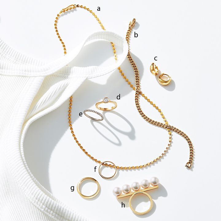 ライター塚田有紀子さんの私物ジュエリーでマリーエレーヌドゥタイヤックのネックレスとキウナのチェーンブレスレットとトムウッドのピアスとデビアスのリングとヒロタカのピンキーリングとティファニーのリングとタサキのバランスリング