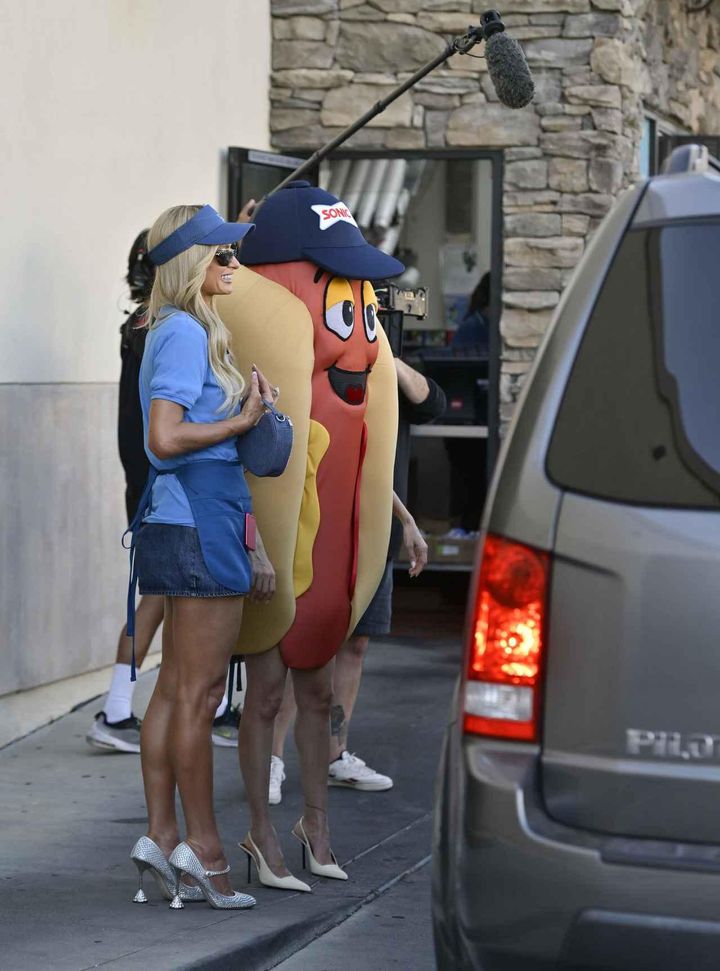 画像2: パリス・ヒルトンとニコール・リッチーが『シンプル・ライフ』のリブート版を撮影