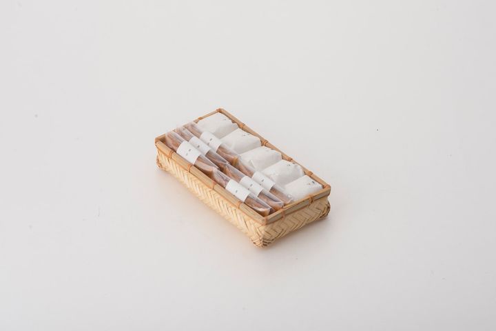 「百菓行李」¥2,927。「心葉」が5個、「草月」が６個入ったセット。美しい編み模様の竹籠にぴったりと入った姿が麗しい！※籠の色は季節によって変わります。