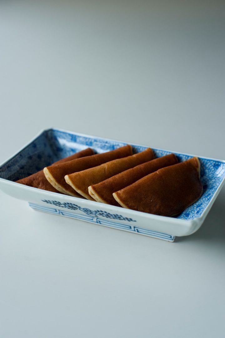 「草月」。日持ちは常温で14日。詰め合わせに入っているもう一つのお菓子「草月」は半月形のどら焼き。糯粉を合わせているのでもちもち食感が特徴的！