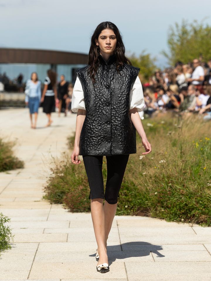 オペラスポーツ 2025年春夏コレクションより。