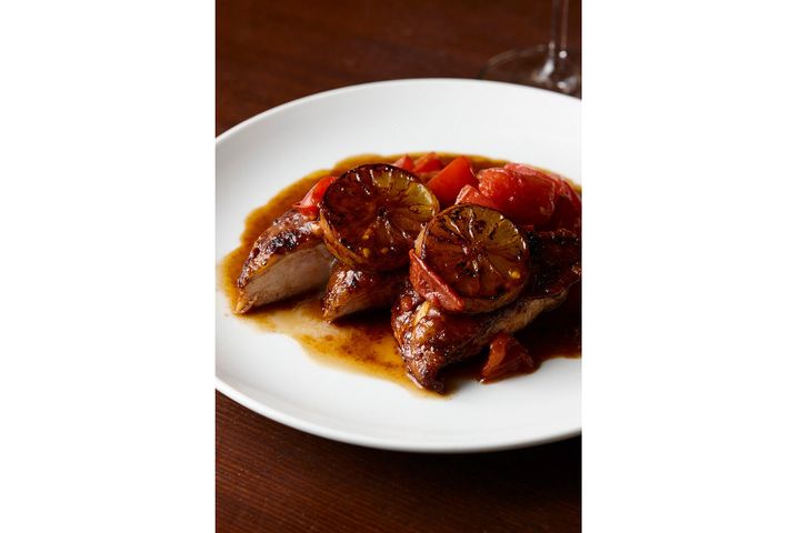 鶏胸肉のバターソテー、トマトとレモンのソース