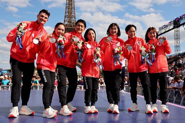 左から、小松原尊、小松原美里、木原龍一、三浦璃来、坂本花織、鍵山優真、樋口新葉（C）Getty Images