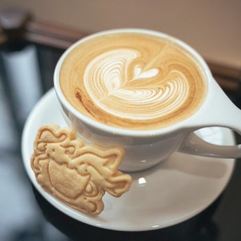 中目黒のカフェで、コーヒーとあんバターサンドのペアリングを楽しむ：アロー【ファージーの特等席 vol.22】