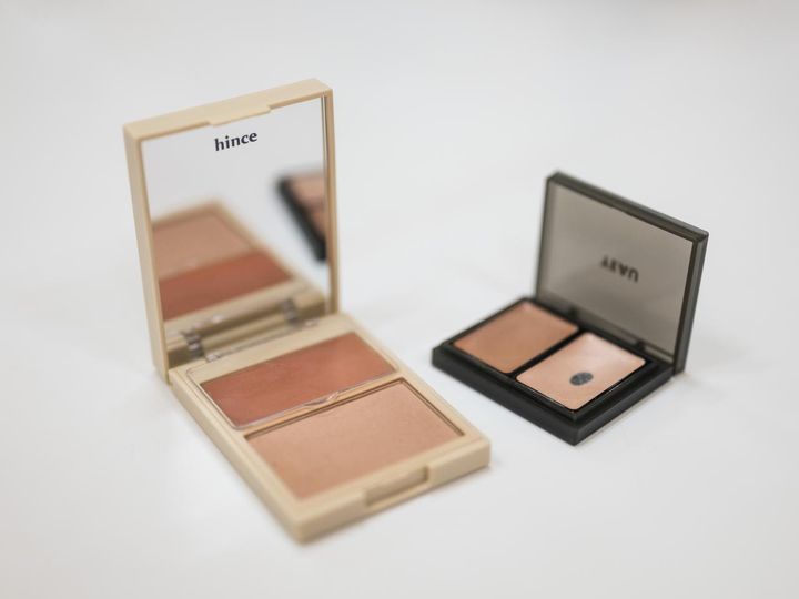 画像: 左から「ヒンス トゥルーディメンションレイヤリングチーク L005」、「ヨウ ニュアンススキンカラー 03」／ともに本人私物 出典：ftn