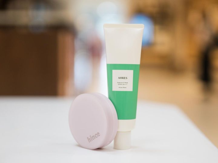 画像: 左から「ヒンス セカンドスキンエアリーパウダー ラベンダー」、「アーレス ハイドレクター UVマスク」／ともに本人私物 出典：ftn