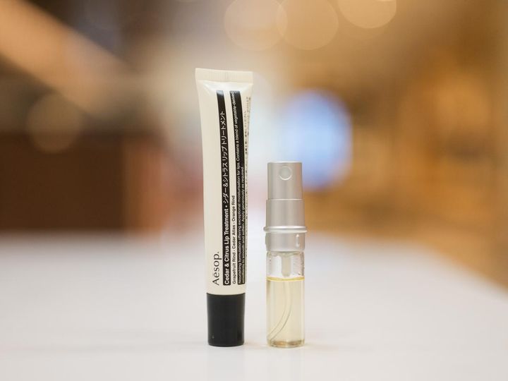 画像: 「イソップ シダー＆シトラス リップ トリートメント」、「イソップ ハーバル ボディ スプレー」／ともに本人私物 出典：ftn