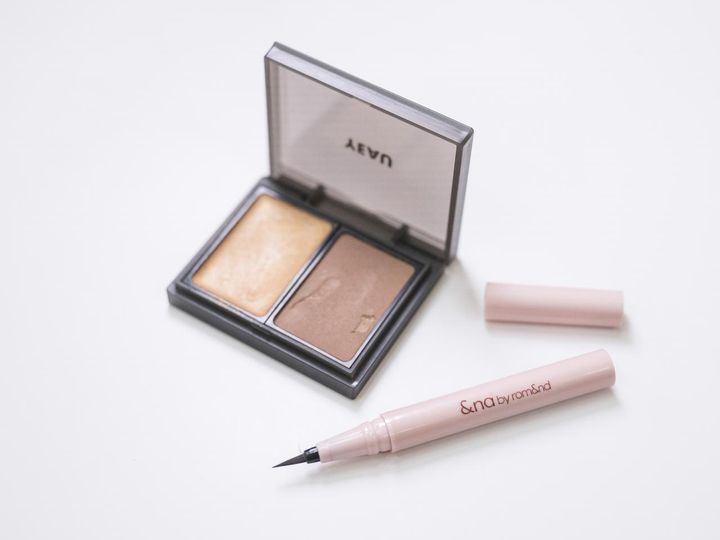 画像: 左から「ヨウ デイピクトアイシャドウ 03」、「アンドバイロムアンド メロウドローアイライナー BR01」／ともに本人私物 出典：ftn