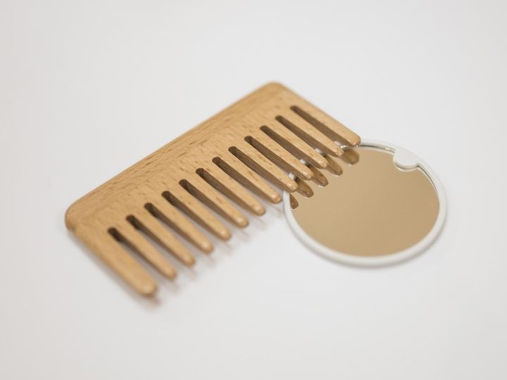 画像: 「無印良品 ブナ材ヘアコーム」、「無印良品 スチロール丸型コンパクトミラー」／ともに本人私物 出典：ftn