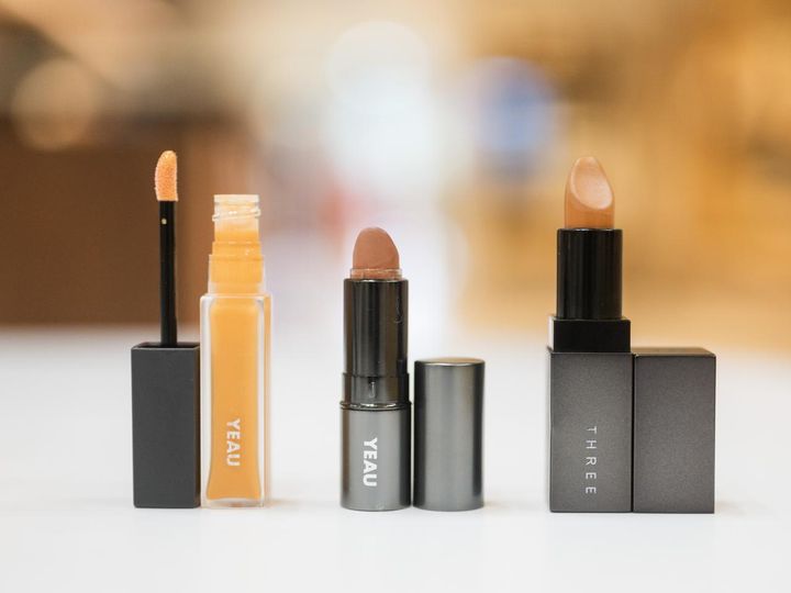 画像: 左から「ヨウ プランピング リップ グロス 03」、「ヨウ アフェクション マット リップスティック 03」、「スリー デアリングリィディスティンクトリップスティック 13」／すべて本人私物 出典：ftn