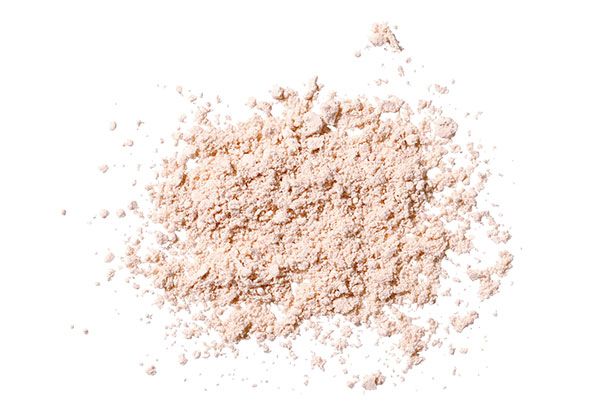 パフで密着＆仕上げのツヤパウダーで崩れとテカリを防止！