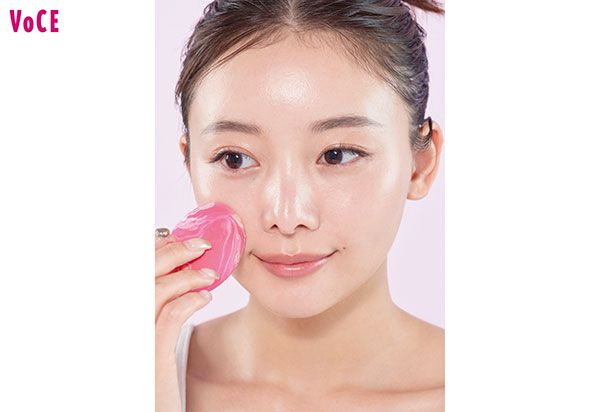 水を含ませたパフで叩き込む 稲垣莉生さん