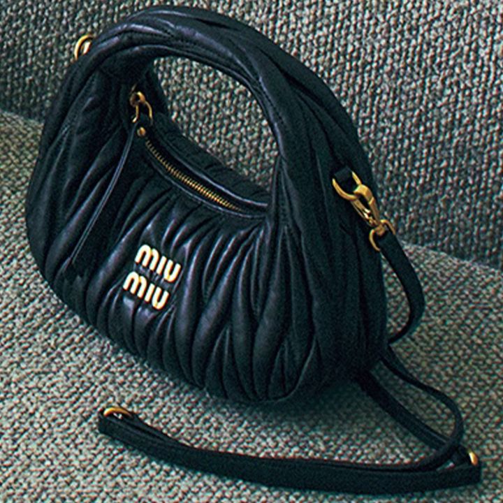 ミュウミュウの黒ミニバッグ