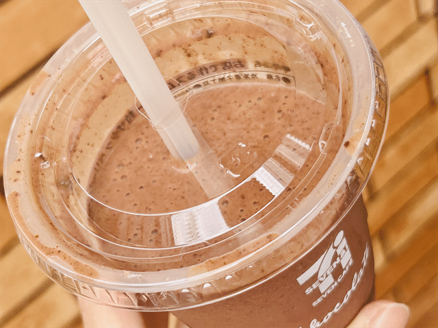 お店で作るスムージー 粒ザクッ ベリーショコラ アップ