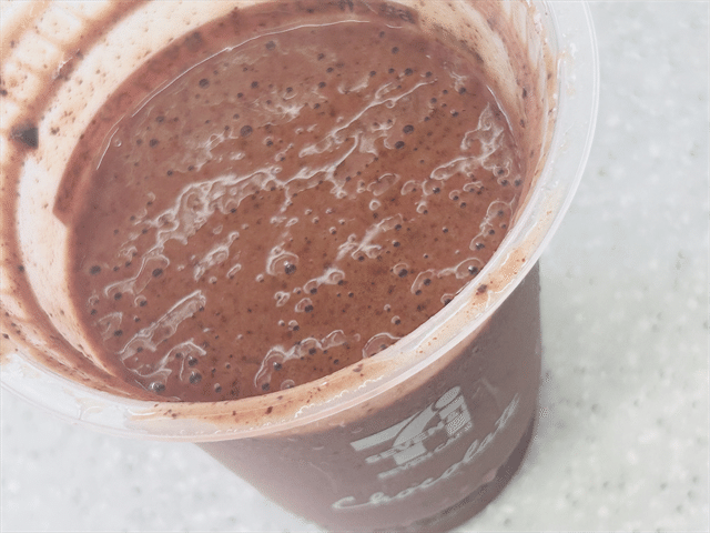 お店で作るスムージー 粒ザクッ ベリーショコラ 完成