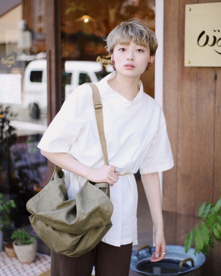 レディースシャツの種類とコーデ例11を紹介。シルエットや柄、素材別にFUDGEが解説