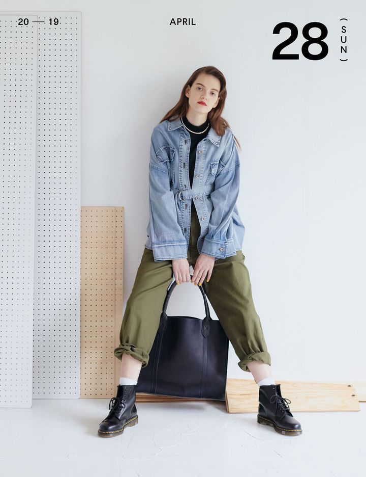 レディースシャツの種類とコーデ例11を紹介。シルエットや柄、素材別にFUDGEが解説