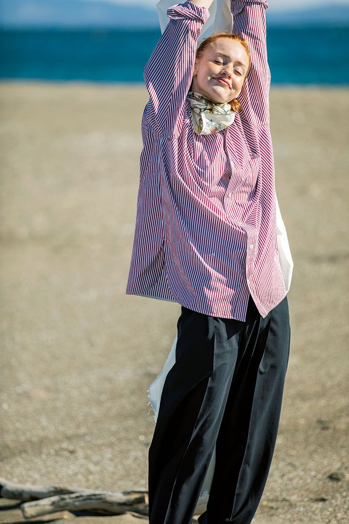 レディースシャツの種類とコーデ例11を紹介。シルエットや柄、素材別にFUDGEが解説