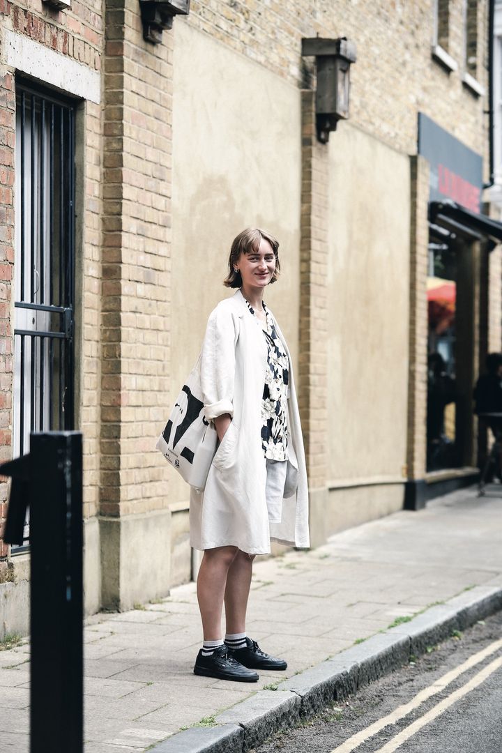 レディースシャツの種類とコーデ例11を紹介。シルエットや柄、素材別にFUDGEが解説