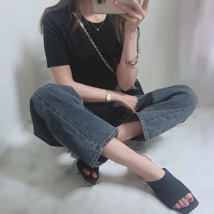 リブTシャツ×GUのブルーの「バレルレッグジーンズ」