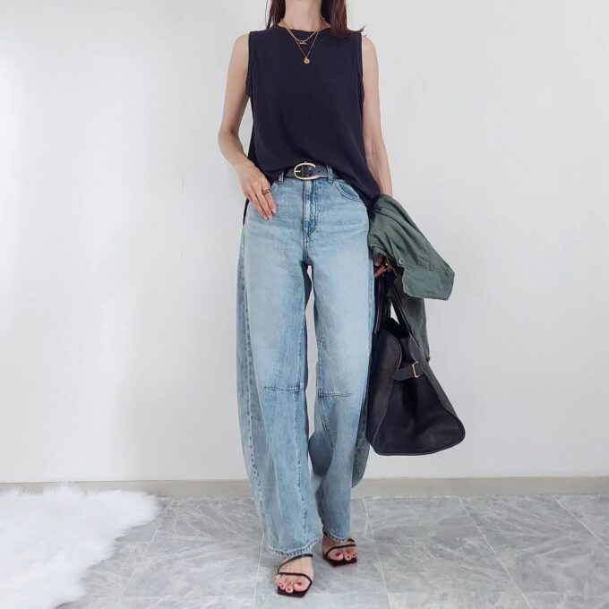 ノースリーブトップス×GUのアイスブルーの「バレルレッグジーンズ」