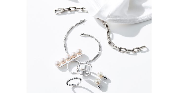 ライター高橋志津奈さんの私物ジュエリーでカルティエのサントスのブレスレットとダイヤのテニスブレスとタサキのバランスのリングとレポシのリングとヴァンクリのリングとタサキのパールピアス