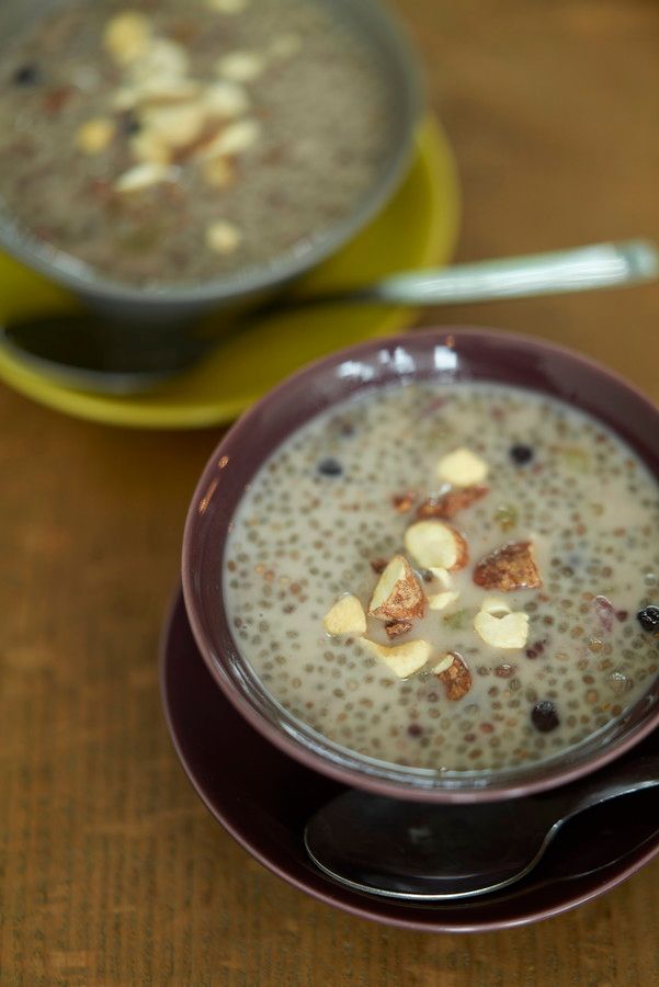 ドライフルーツとチアシードのオーツミルクスープ