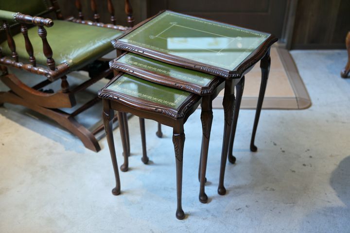 探しても手に入らない珍しいサイドテーブルも