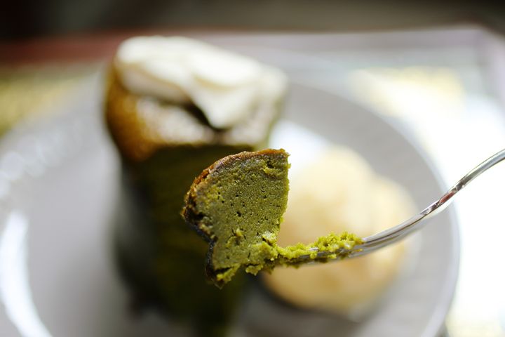 6月の「まるで生チョコのような抹茶とホワイトチョコのガトーショコラ」では、ケーキながら生チョコやテリーヌような密度のある食感を追求